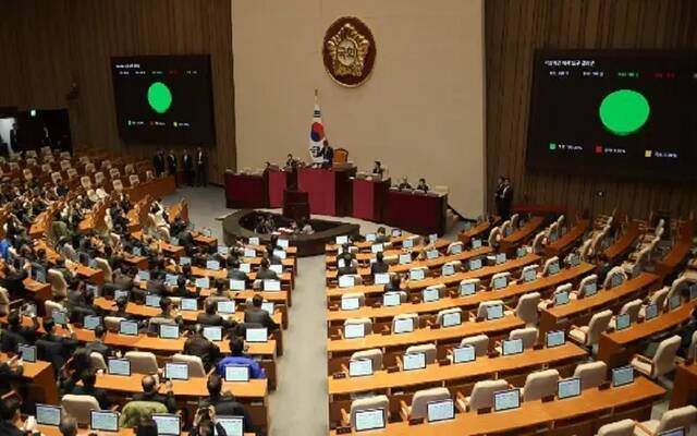 برلمان كوريا الجنوبية يقدم مقترحاً لمساءلة الرئيس بعد محاولة فرض الأحكام العرفية