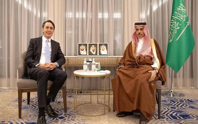 وزير الخارجية يبحث مع المبعوث الأمريكي تطورات الوضع في لبنان