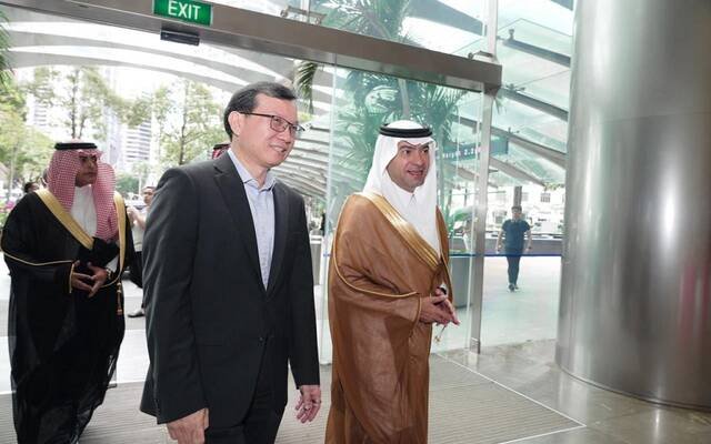 وزير الإسكان يبحث في سنغافورة الحلول المبتكرة لتطوير العقارات والمدن الذكية