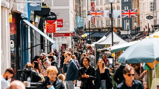 انكماش غير متوقع للاقتصاد البريطاني يلقي بالشك على وعود ستارمر