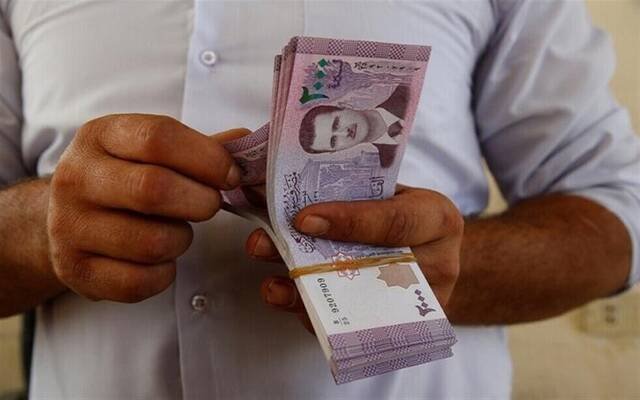 انتعاش الليرة السورية أمام الدولار مع عودة السوريين من لبنان والأردن