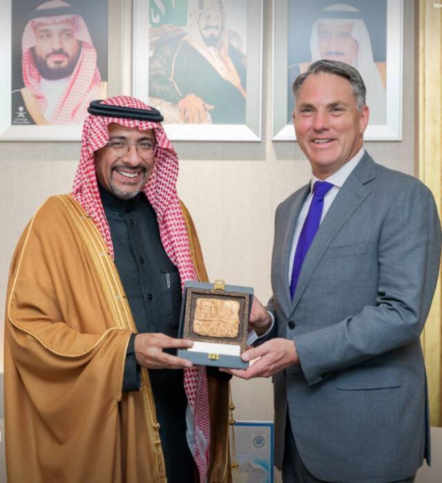 وزير الصناعة يبحث مع وزير الدفاع الأسترالي تعزيز العلاقات الاقتصادية الثنائية