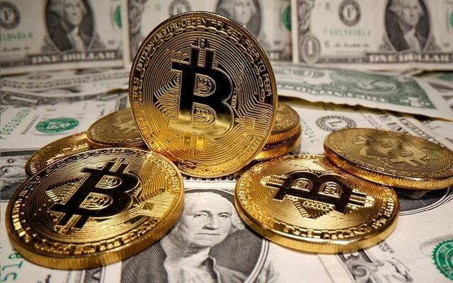 “بيتكوين” تواصل الهبوط وسط تكثيف عمليات البيع