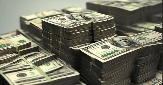الدولار يتجه لمكاسب سنوية كبيرة مع حذر الفيدرالي بشأن الفائدة