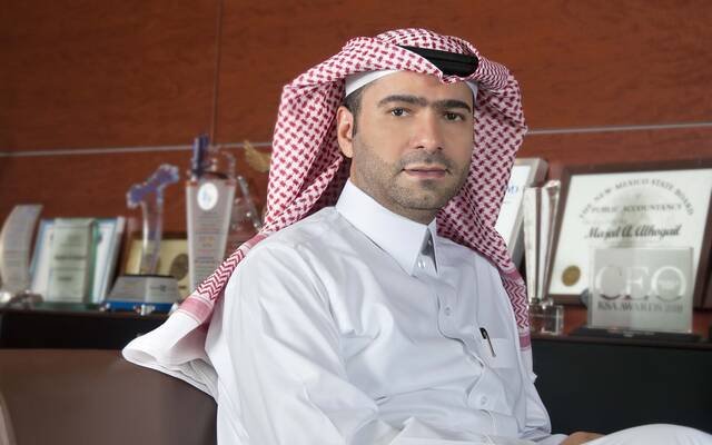 وزير البلديات يتسلّم شارة منتدى الاستثمار الرياضي