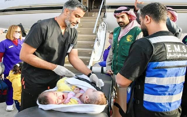 بتوجيهات القيادة.. وصول التوأم الملتصق السوري إلى الرياض لبحث إجراء عملية الفصل