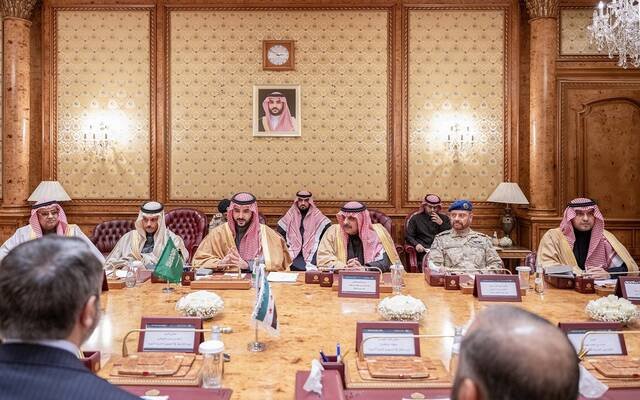 وزير الدفاع يبحث مع مسؤولين سوريين مستجدات الأوضاع ودعم العملية السياسية