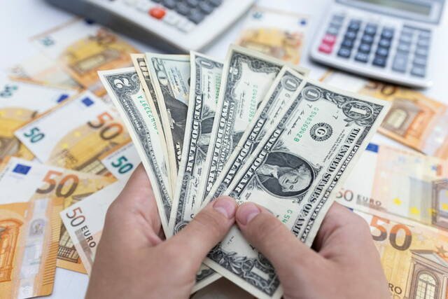 تراجع الدولار لأدنى مستوى في أسبوع مع ترقب رسوم ترامب
