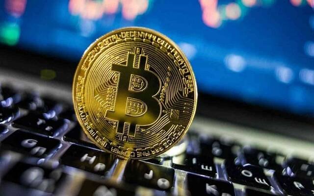 “بيتكوين” تهبط إلى ما دون 97 ألف دولار في تعاملات متقلبة