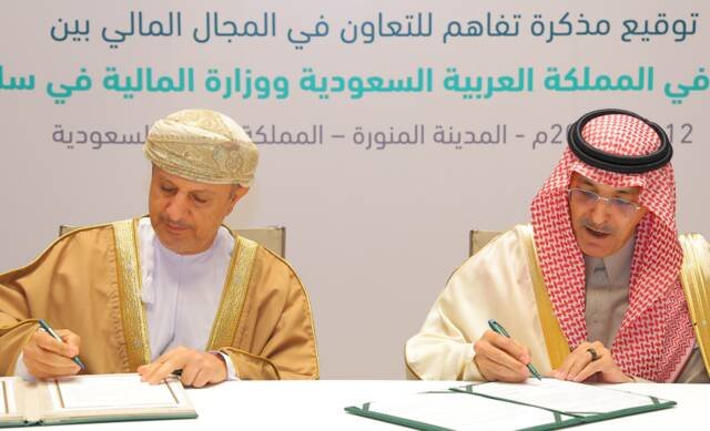 وزير المالية يوقع مذكرة تفاهم للتعاون في المجال المالي مع نظيره العماني